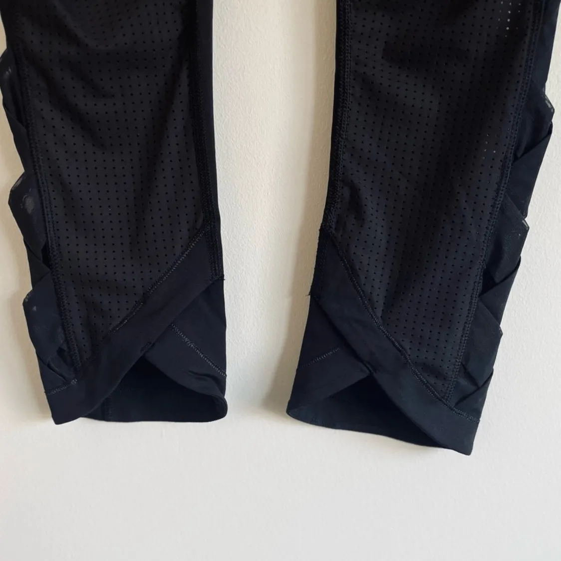 Lululemon | Var-City Cropped Capri Black Leggings Pink Striped Waistband Size 4 - Image 6