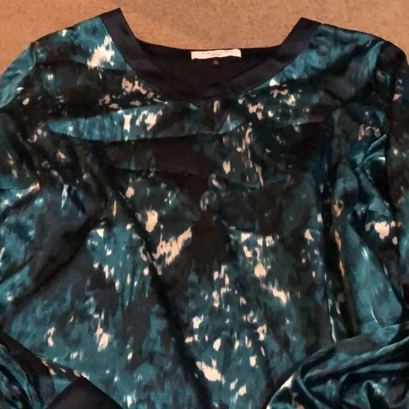 Tahari plus size blouse size 2X polyester. Blue navy satin look‎ and feel - Image 5