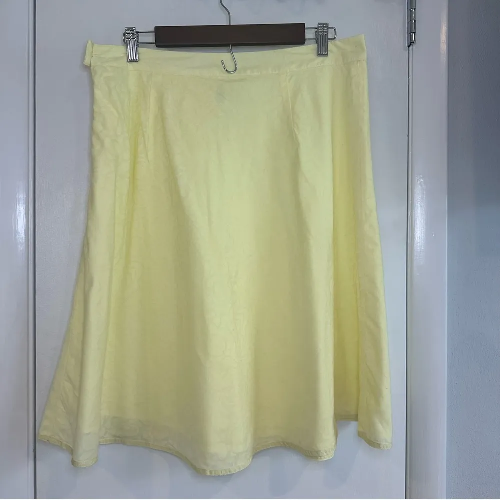 Old Navy Y2K 2000s Butter Yellow Skirt. Size: 10.
Low waisted. Knee Length. - Image 4