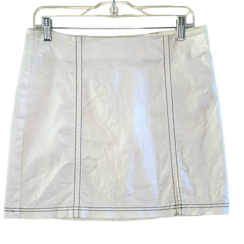 MINKPINK Revolve  Senses White Denim Mini Skirt black threads back zip sz medium - Image 3