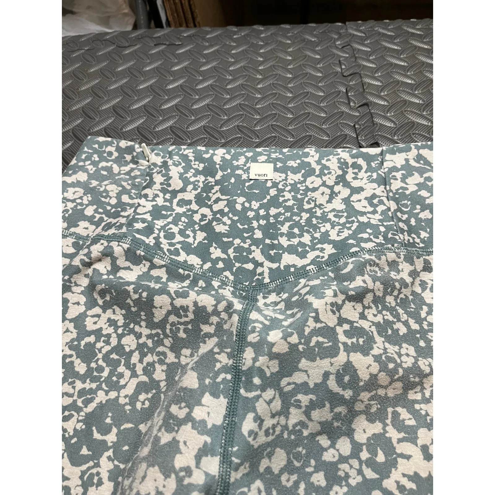 Vuori Women’s Clean Elevation Legging “Light Stone‎ Bloom” Athletic Size Large - Image 6