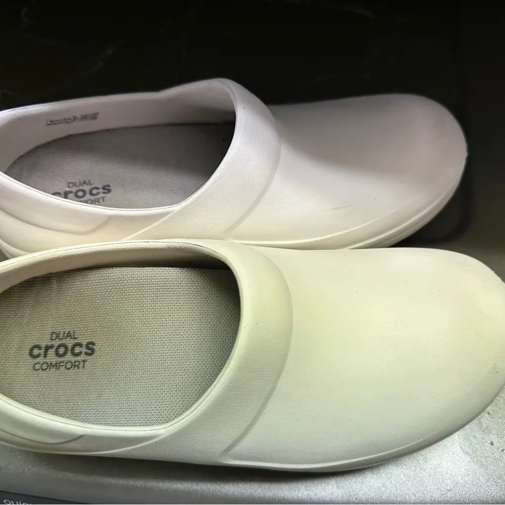 Dual comfort crocs size 7 - Image 5