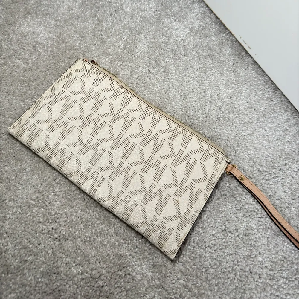 Michael kors wristlet - Image 2
