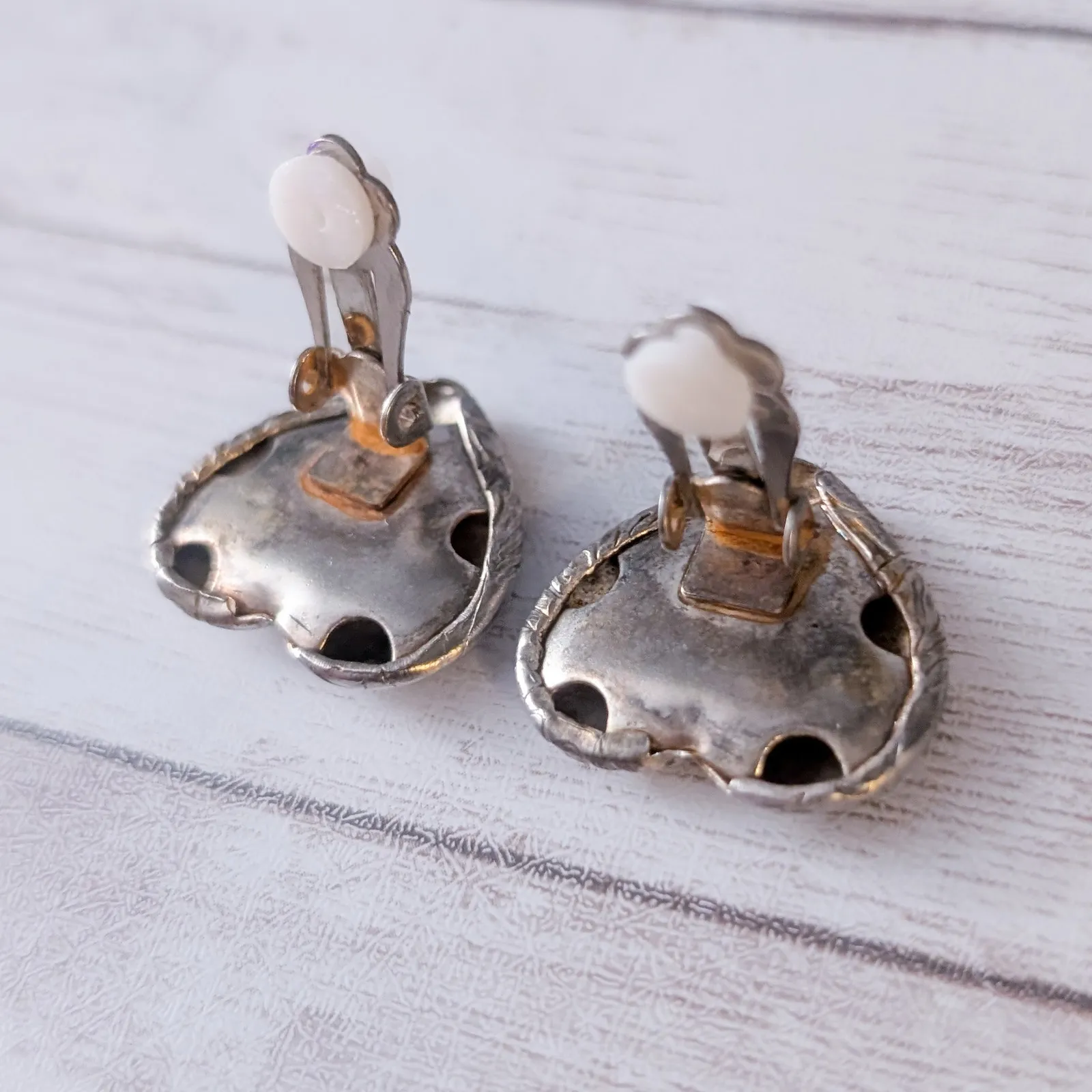 Vintage Clip On Earrings Patterned Heart - Image 5