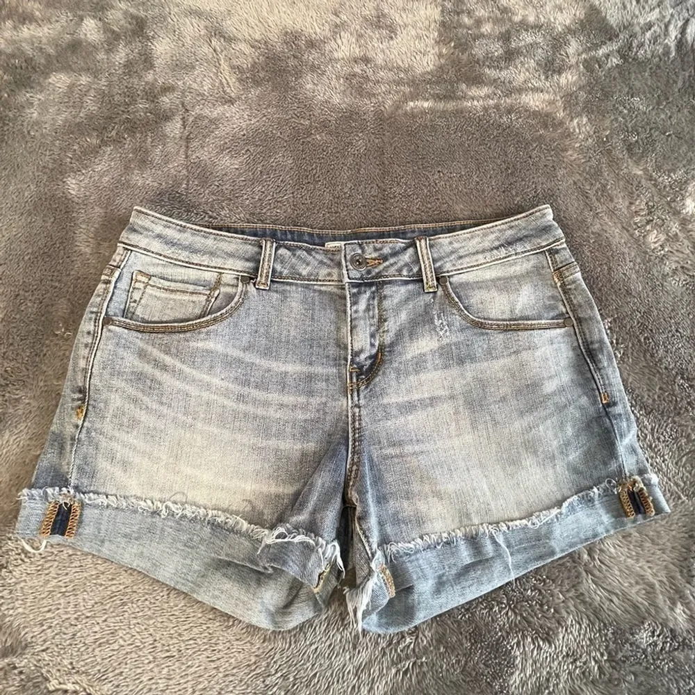 MELROSE and Market denim calfed distressed jean shorts blue. Sz 28P - Image 3