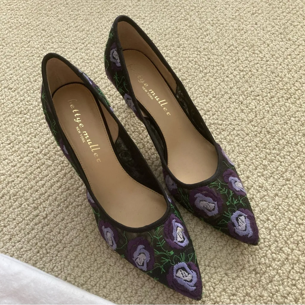 Bettye Muller Purple Embroidered Flowers Women's High Heels Size 7.5 Shoes EUC - Image 2