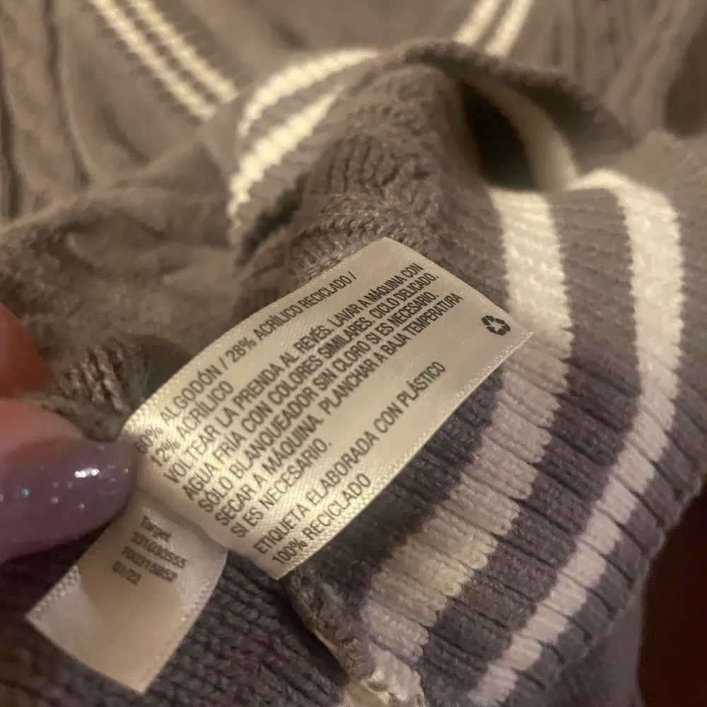 Women’s medium vest. Cable knit V neck relaxed fit. - Image 5