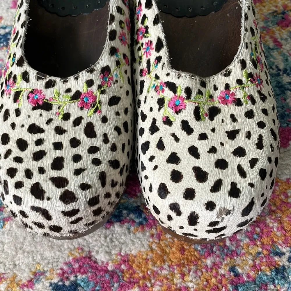 Hanna Andersson dotted calf hair embroidered clogs White Size 8 - Image 2