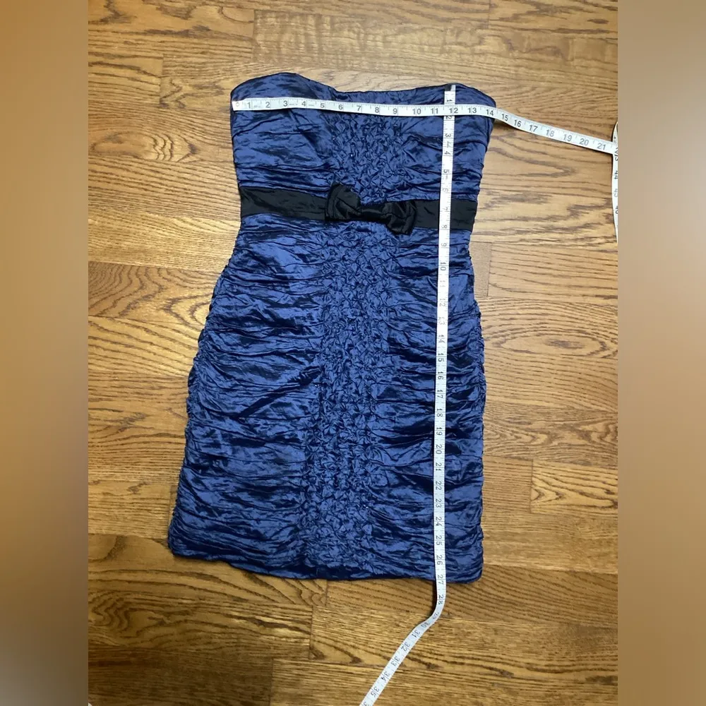 BCBGMaxaZria dress. Size 8 - Image 5