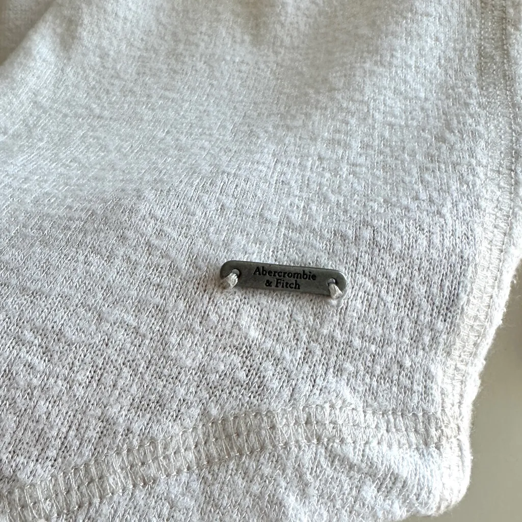 Abercrombie & Fitch Soft & Cozy White V-Neck Sweater T-Shirt, Size XS - Image 9