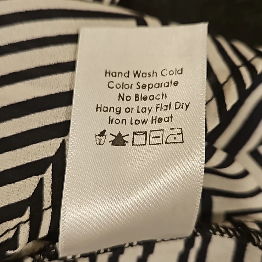 💕VERONICA M💕 V-Neck Long Sleeve Blouse ~ Geometric Striped Print Small S NWOT - Image 8