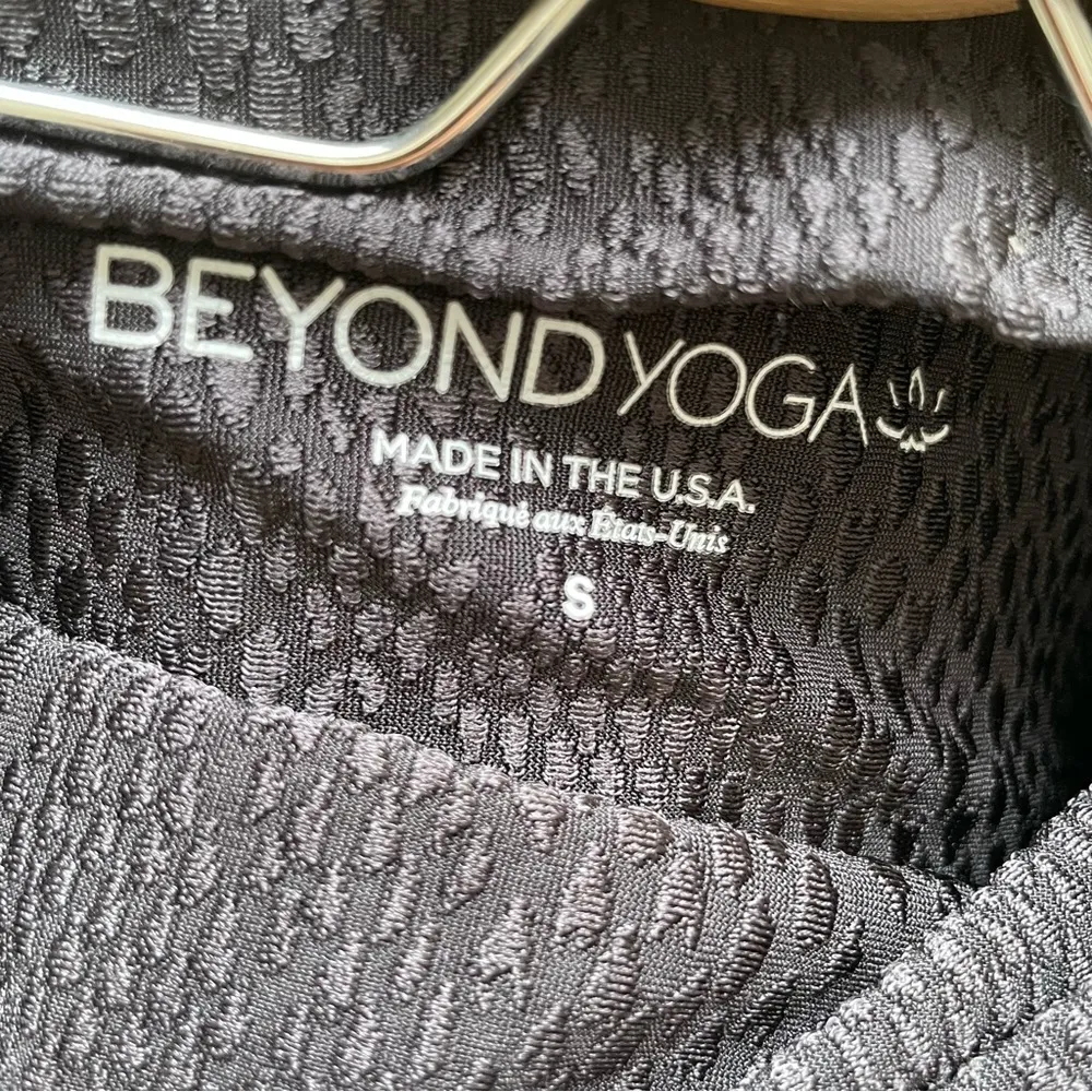 Beyond Yoga Caught in the Midi High Waist Leggings in Snake Jacquard - Image 63