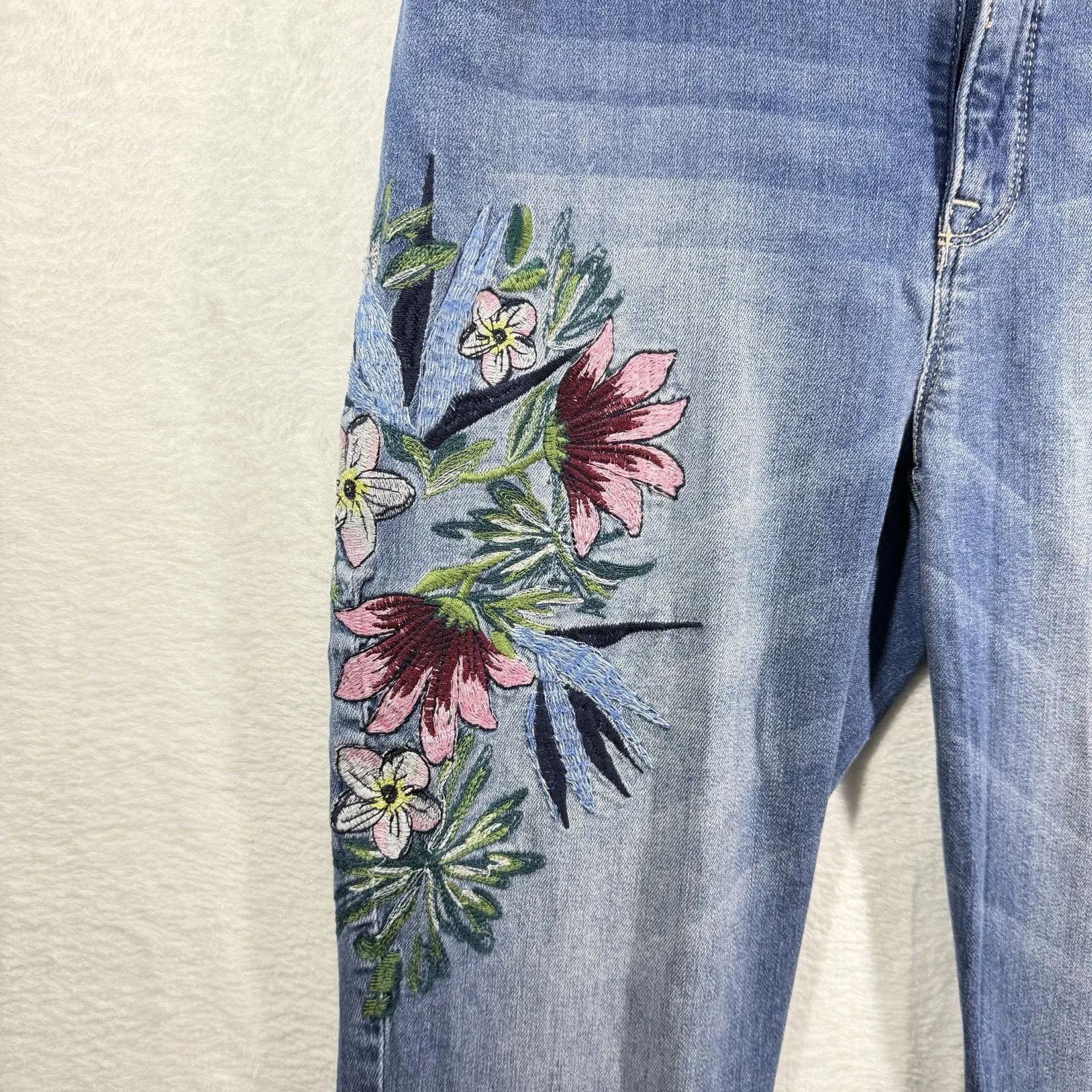 Chico's So Slimming Girlfriend Slim Leg Ankle Jeans Embroidered Floral Size 0/4 - Image 3