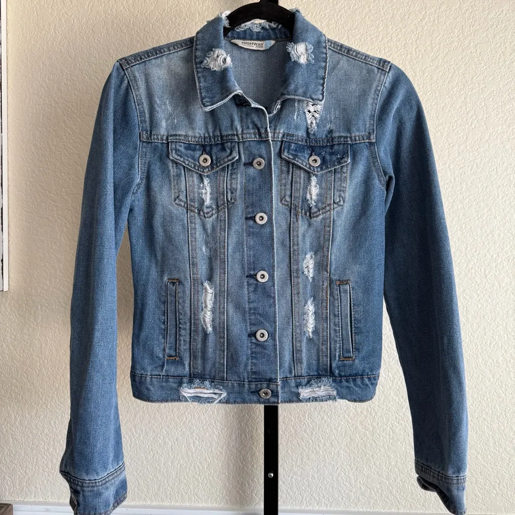 Distressed Denim Jacket Blue Wash Classic Fit Medium Streetwear Layer - Image 1