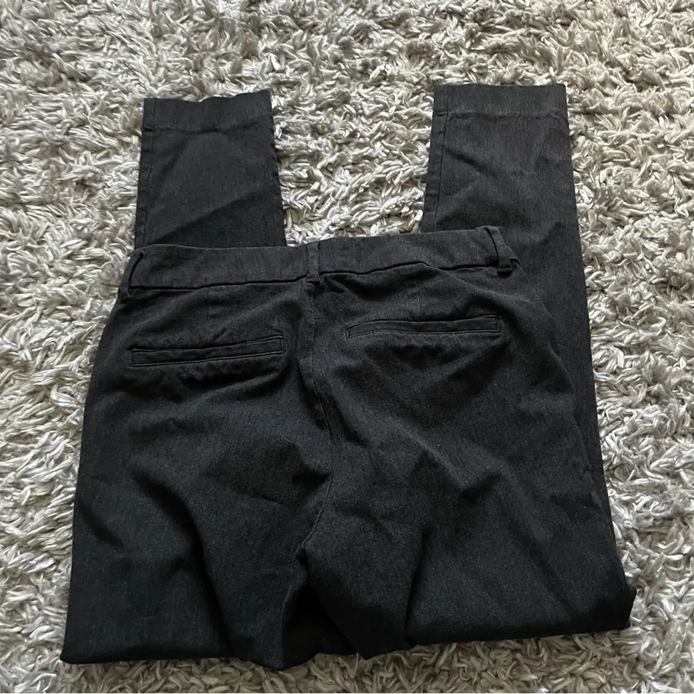Old Navy  dark grey pixie pants size 4 - Image 4