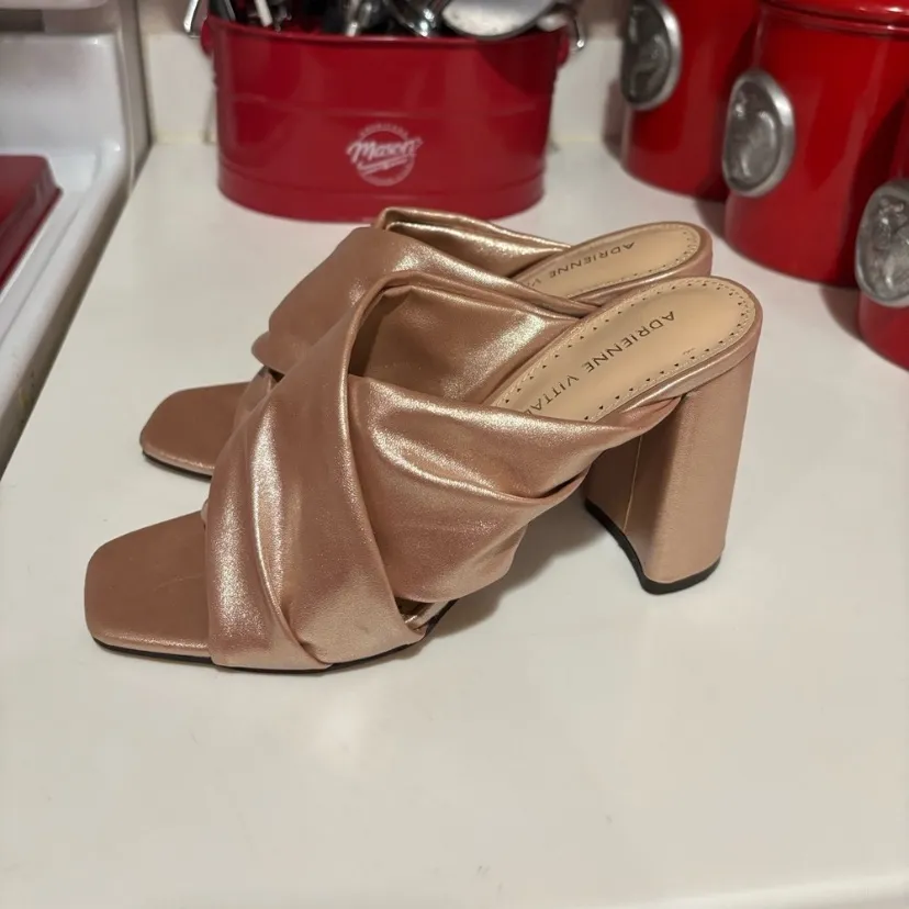 Adrienne Vittadini Genie Block Heels Sandals Mules Gold Rose Crossover Size 7 - Image 4