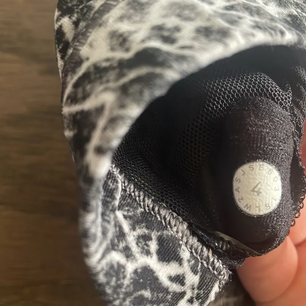 Lululemon Free to Be Serene Sports Bra - Size 4 - Image 5