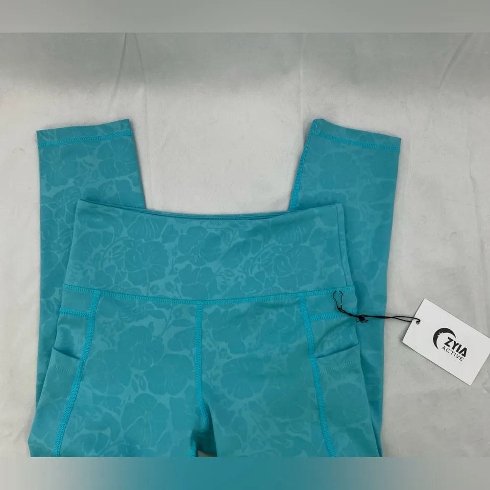 Zyia Active Aqua Paradise Pocket Light N Tight Hi
Rise Capri Leggings Size 4 - Image 4