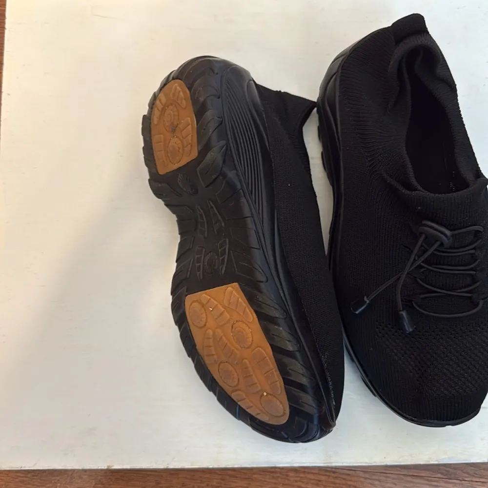 Sleek Black Athletic Shoes with Breathable Mesh and Cushioned Sole Size 8.5 - Image 3