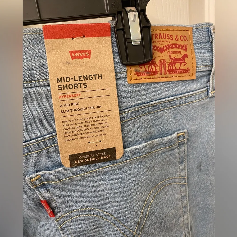 Levi’s shorts mid length size 31 - Image 2
