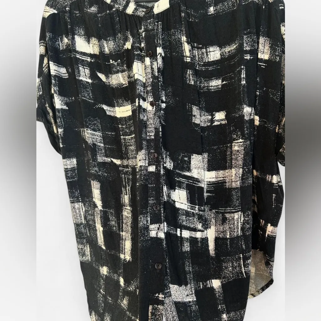 ASTR The Label Black White Brushstroke Abstract Button Down Blouse Top Size M/L - Image 3