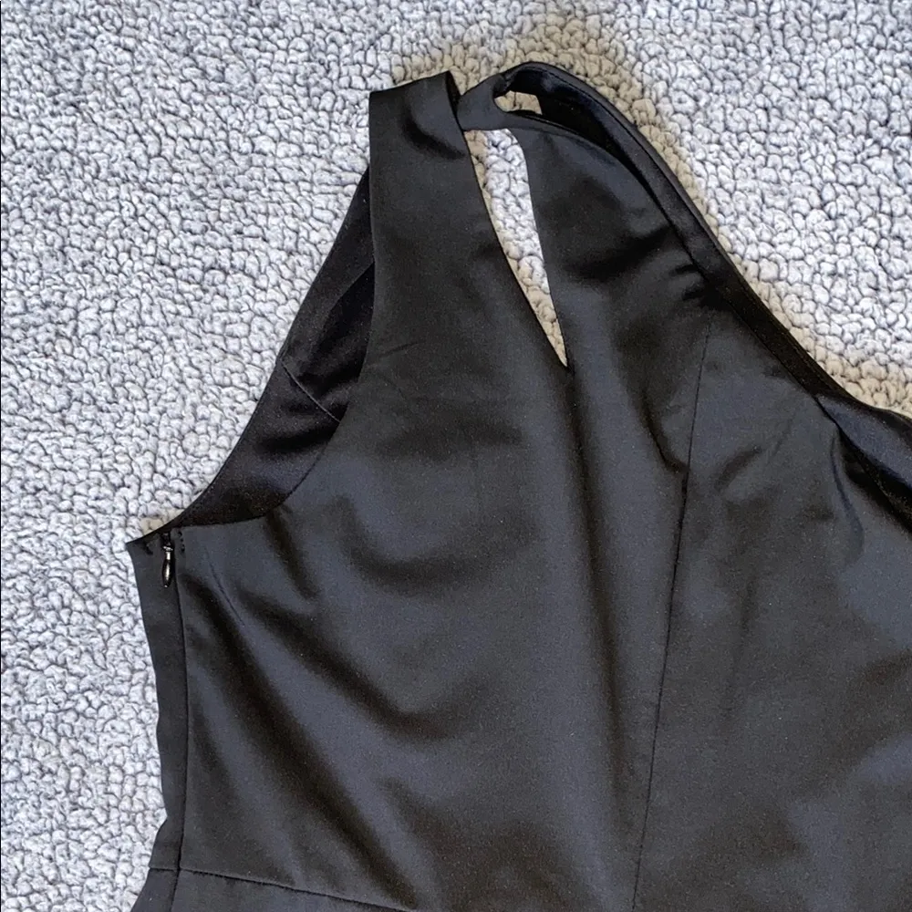 Chic Black One-Shoulder Dress with Sleek Design - Image 10