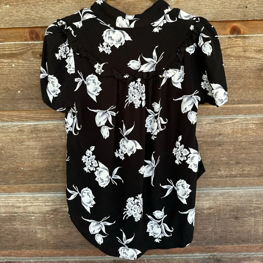 Maeve Anthropologie Floral Black White Top XS Blouse Ruffled Front Bow Tie - Image 2