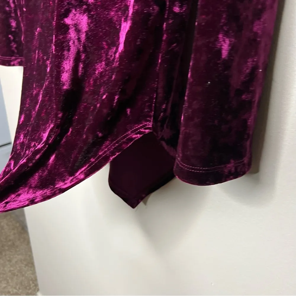 Karen Kane Burgundy Crushed Velvet Long Sleeve Asymmetrical Hem Top‎ Size M - Image 6