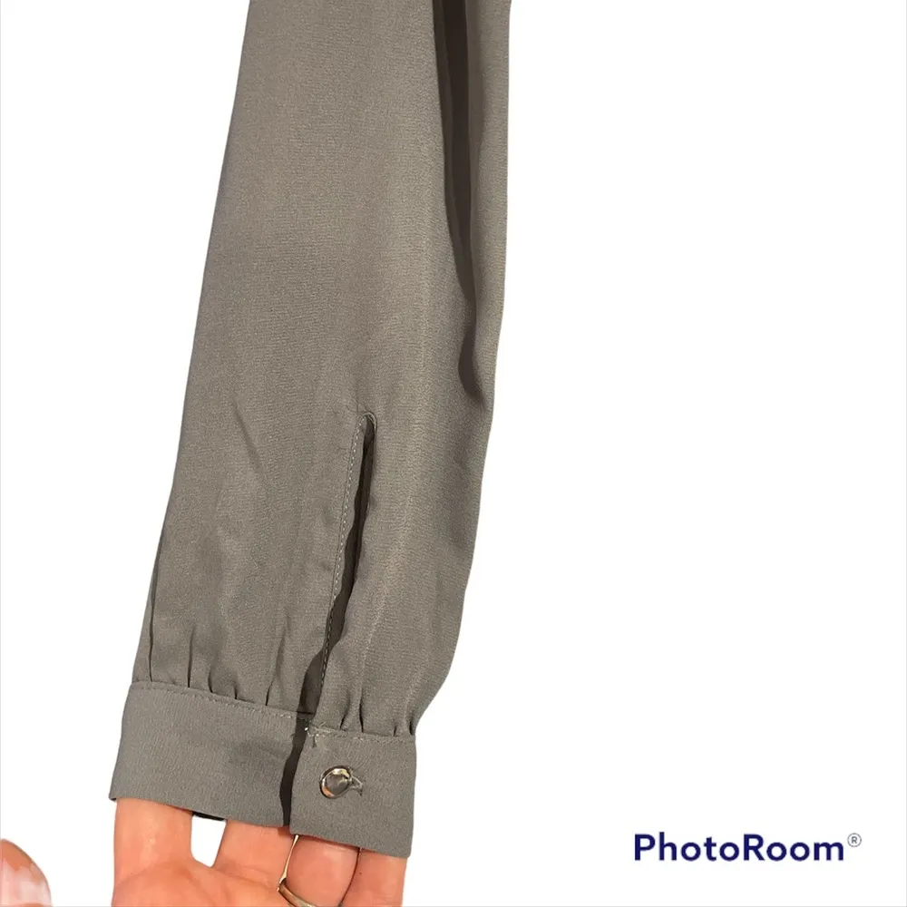 Ann Taylor Gray Long Sleeve V-Neck Pull On Silver Button Sleeve Blouse Size XS - Image 6