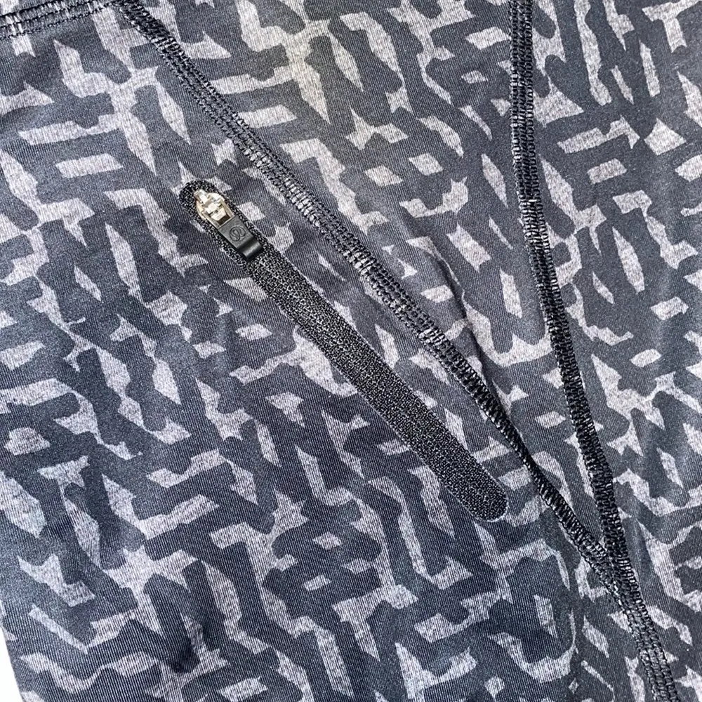 Lululemon black and grey yoga pants size 4 - Image 7