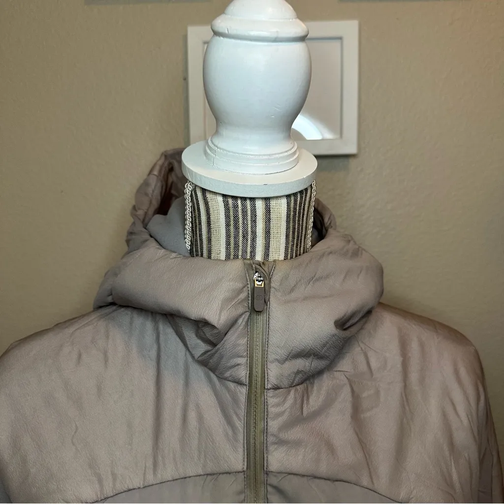 Lululemon Women's Light Gray Puffer Jacket 4 - Image 3