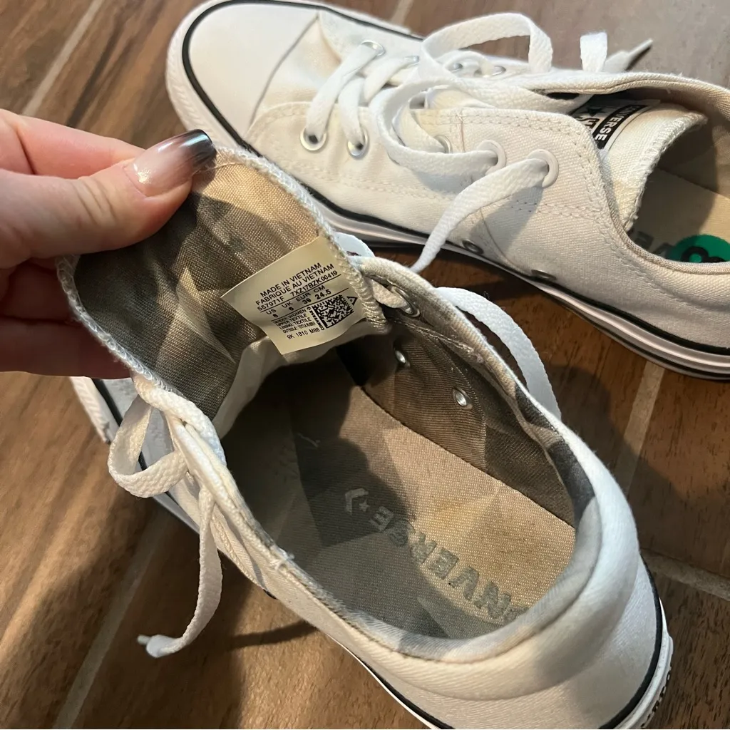 White converse sneakers size 8 - Image 4