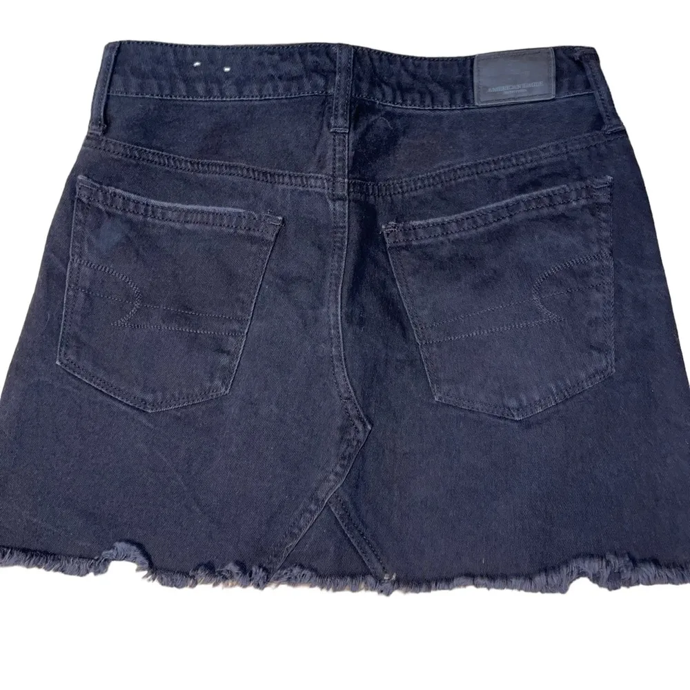 American Eagle Black Denim Mini Skirt Size 2 Distressed  Y2K 90’s - Image 2