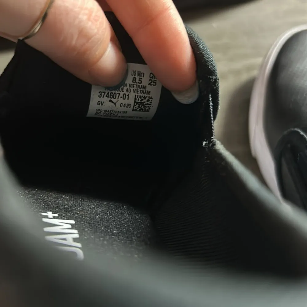 👣Women’s size 8.5 Puma Bari Slip On shoes black and gold detail white soles - Image 5