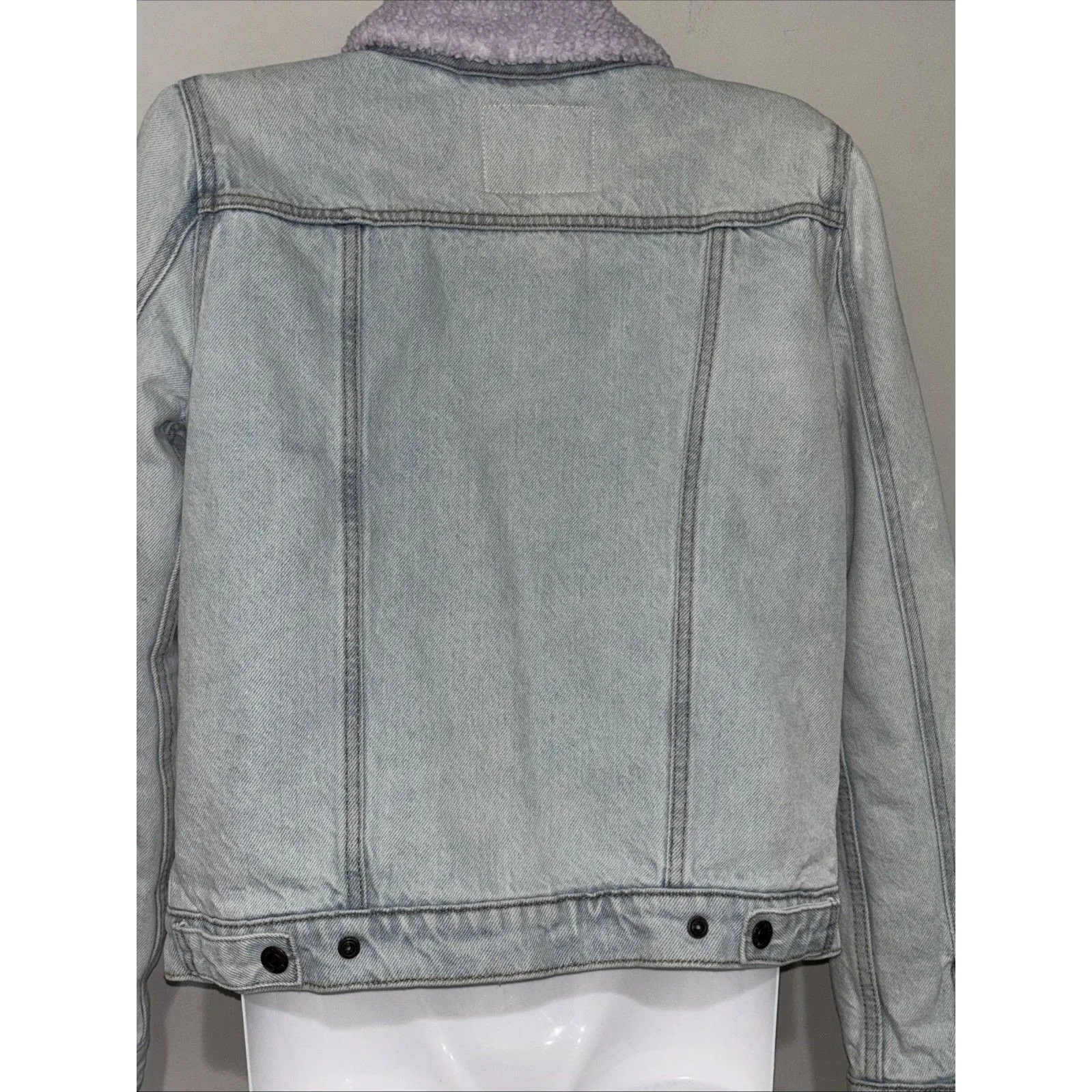 LEVI'S Women's Jean Jacket  Lavender Light Wash Size Medium - Image 5