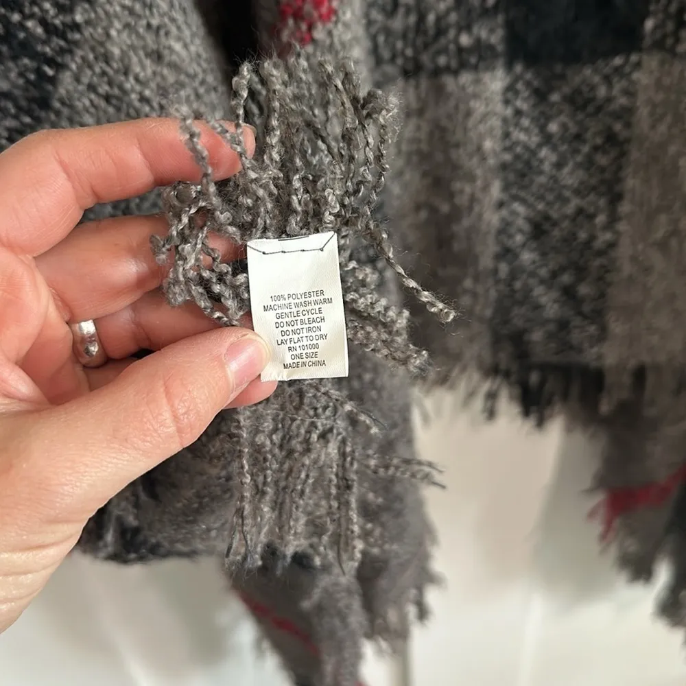 Ellie Kate Women's OS Turtleneck Blanket Poncho Gray Red Plaid Fringe Sweater Size undefined - Image 3