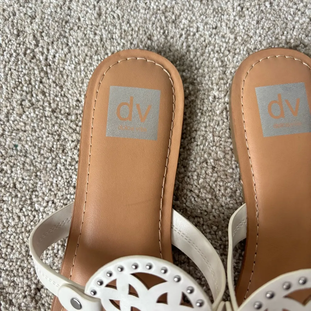 Dolce Vita Gotie Laser Cut Studded Thong Sandals White Tan Beach Travel Size 9 - Image 3