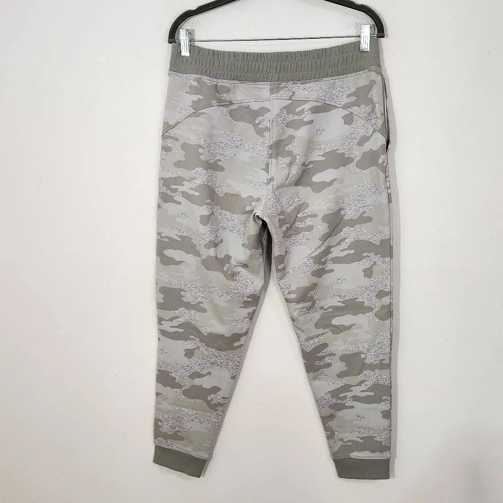 We Wander Gray Camo Joggers NWT Size Medium Cropped Camo Jogging Pants - Image 4