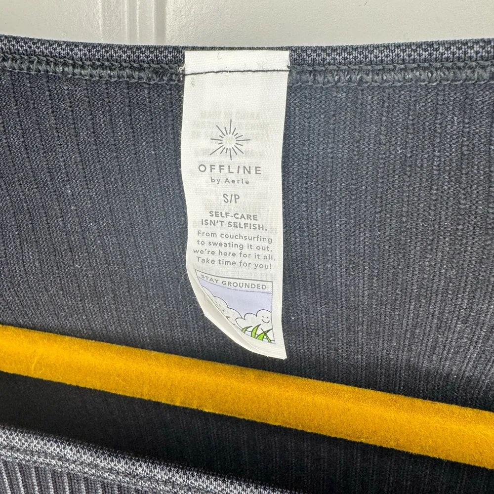 OFFLINE by Aerie Sidewalk Seamless Black Ribbed Long Sleeve Cropped T-Shirt - Image 4