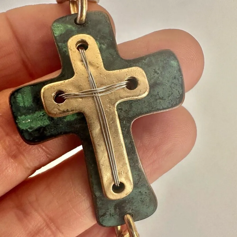 Green and gold tone cross chain bracelet - Image 3