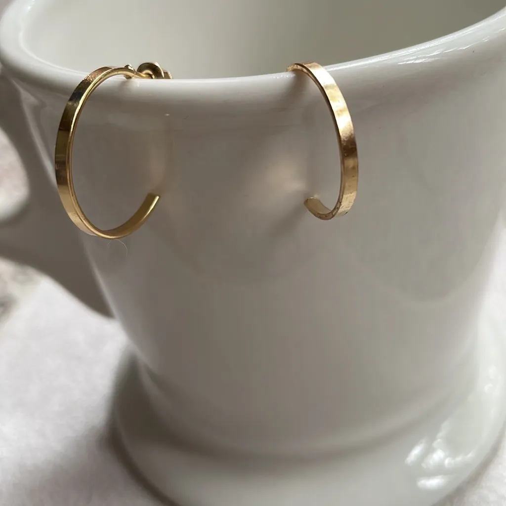 Open hoop earrings in gold - Image 4