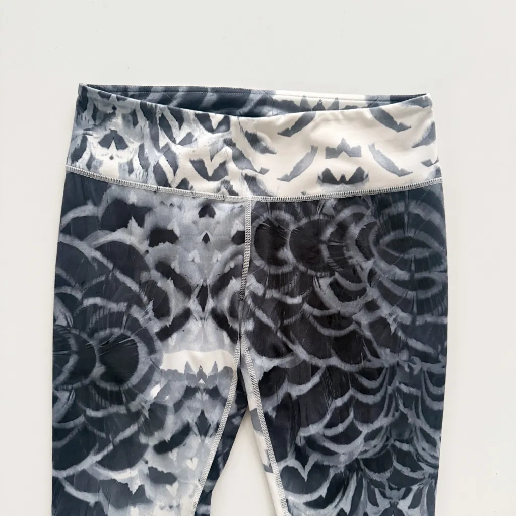 lululemon Wunder Under Crop in the "Pretty Plume Angel Wing Black" size 10 - Image 3