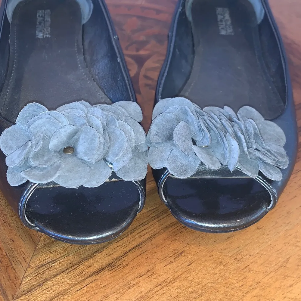 Gray Patent Leather Peep Toe Ballet Flats with Flower Accents Women’s Size 7 - Image 2