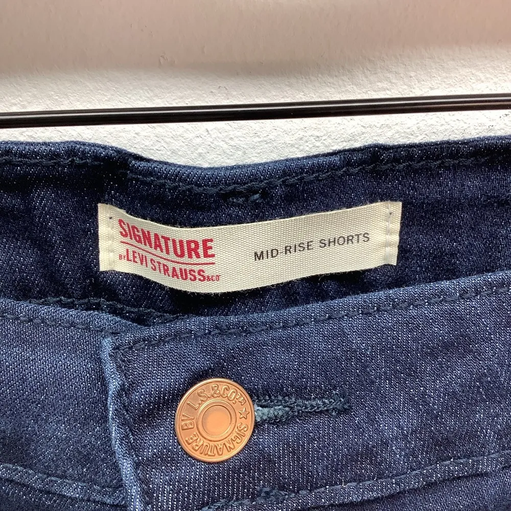 Signature by Levi Strauss Size 24 Dark Blue Mid Rise Jean Shorts. New W/Tags. - Image 4