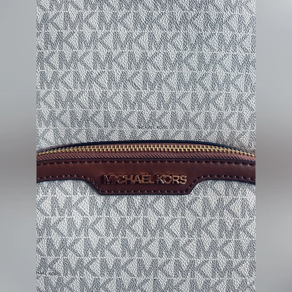 Michael Kors Jaycee Large Logo Backpack. Color : Vanilla - Image 5