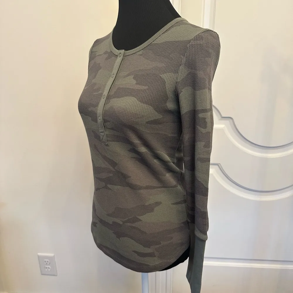 Splendid Camouflage 4 Snap Henley Long Sleeve Top Shirt Camo NEW - Image 5