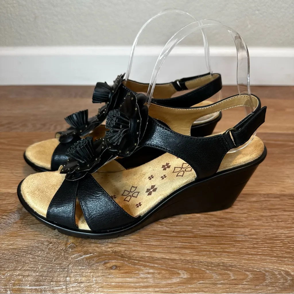 NWOT Naturalizer Explorer Black Comfort Faux Leather Floral Wedge Sandal, Sz 7.5 - Image 4