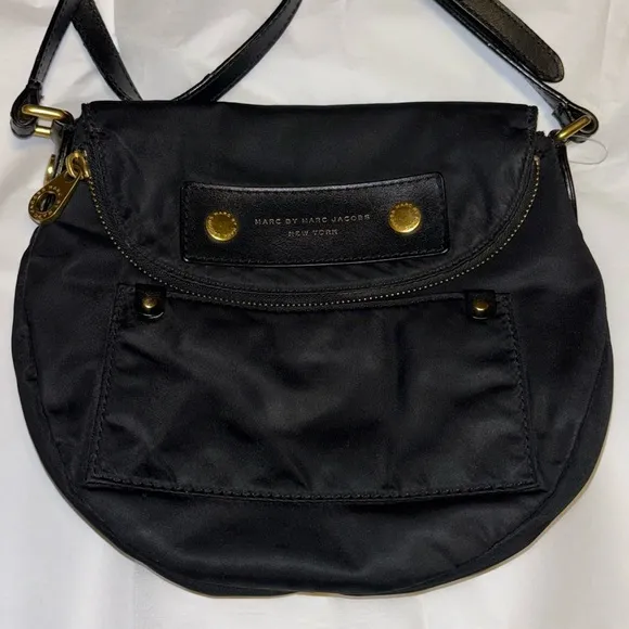 MARC BY MARC JACOBS BLACK NYLON CROSSBODY W/ GOLD HARDWARE
POCKETS IN & OUTSIDE - Image 1
