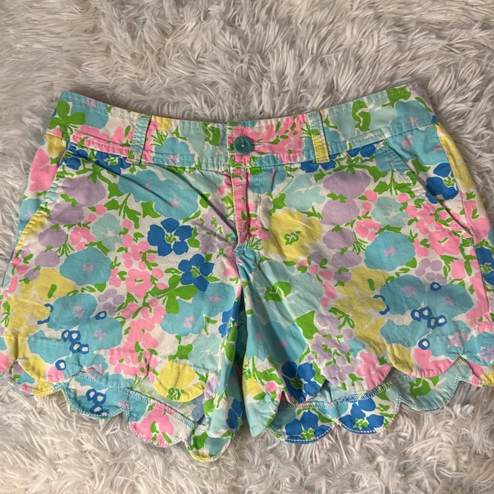 Lilly Pulitzer Spring Fling Buttercup Pastel Floral Scalloped Shorts Size 4 - Image 2
