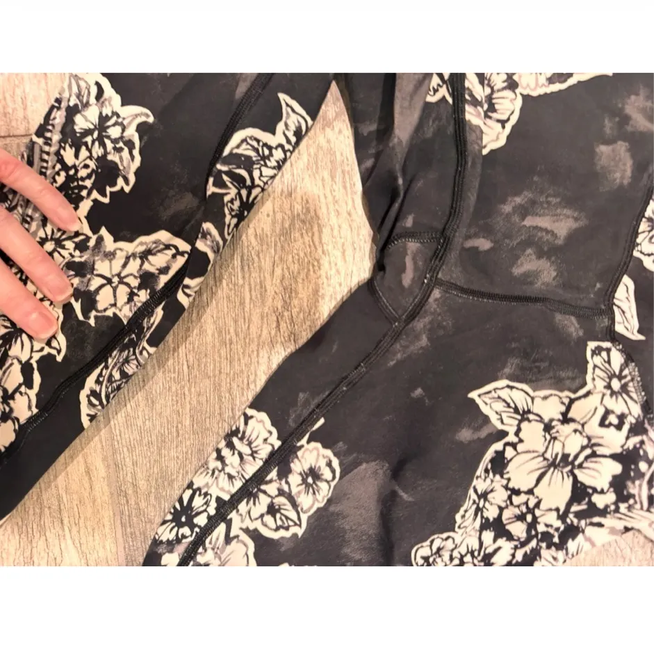 Wunder Under High-Rise Tight *Engineered Full-On Luxtreme 28" Painted Paisley Wunder Under Silver Ice Black - Image 2